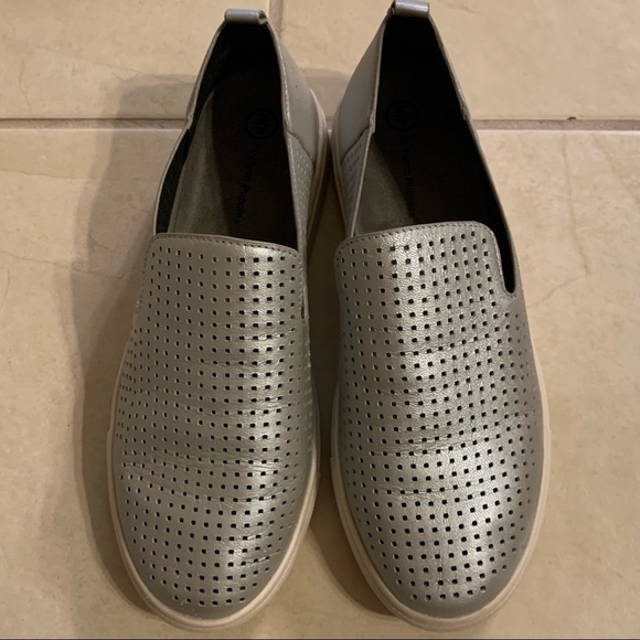 🆕 Hush Puppies Perforated Leather Slip-Ons - Picture 3 of 6